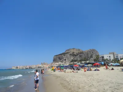 Čefalu – plaža i stena La Roka