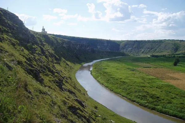 Dolina reke Raut kod Orhejul Veka