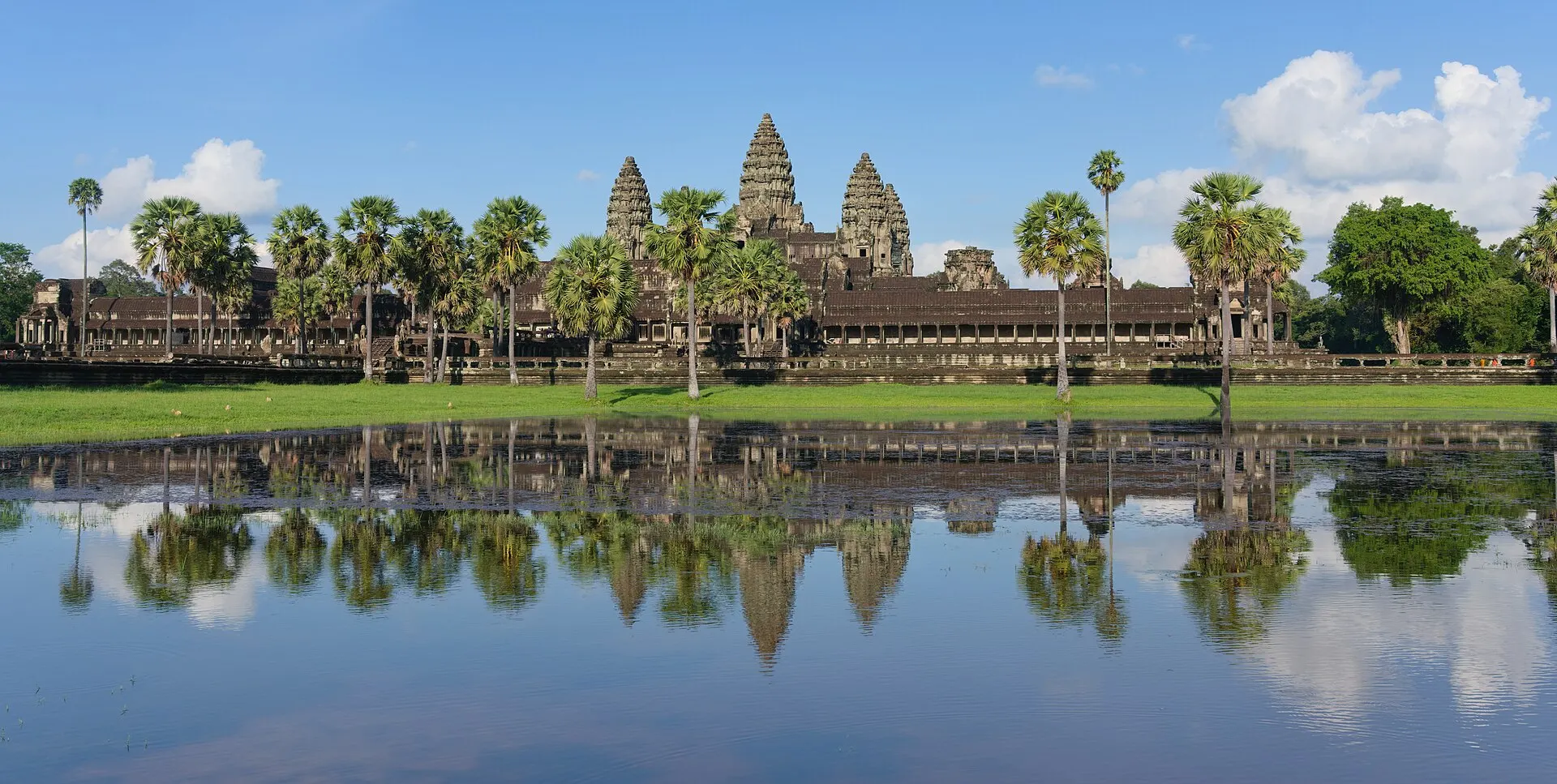 Angkor Vat, Kambodža — hram i odraz u jezeru